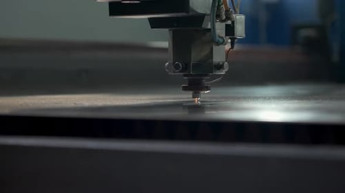 Industrielle CNC-Laserschneidmaschine schneidet Bleche