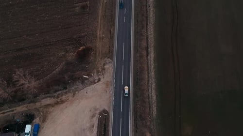 El Vídeo describe los estándares de la industria de la construcción de carreteras a través de tierras agrícolas, redes eléctricas, etc.
