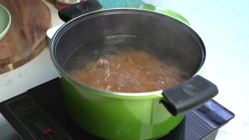 Cooking spaghetti