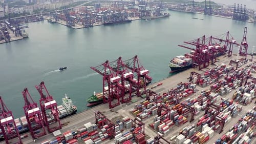 Containerfrachtschiff im Export- und Importgeschäft und Logistik internationaler Güter in der städtischen Stadt.
