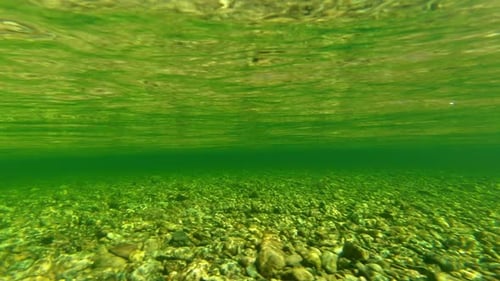 Unterwasserströmung in den Tiefen eines Gebirgsflusses