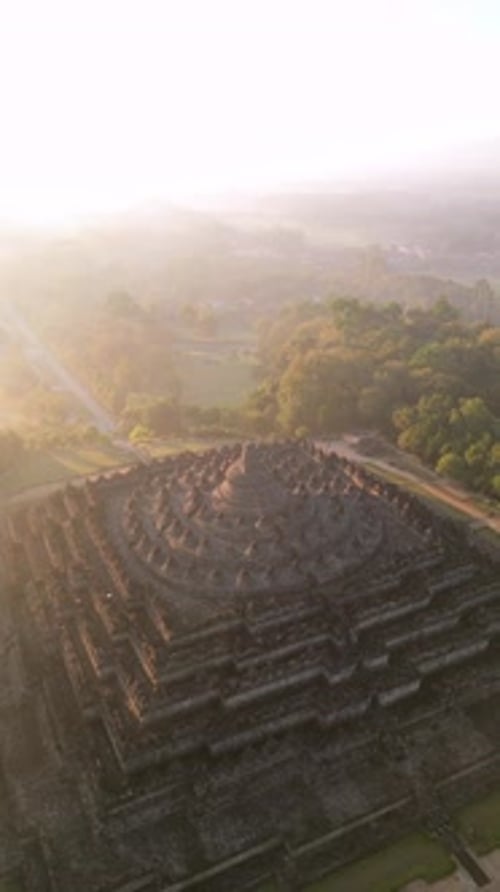 Vue aérienne du lever du soleil sur le temple de Borobudur avec brume matinale, Java central, Indonésie
