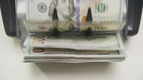 Máquina de contador de divisas con billetes de cien dólares