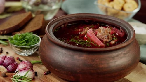 Sopa de borsch hervida con eneldo y perejil para cocinar en primer plano hecha de remolacha