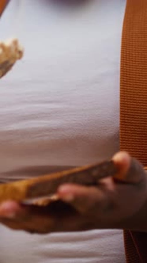 Gros plan, fromage à la crème, tartinade, pain grillé, pain grillé, vlogger afro-américain