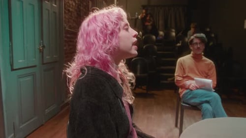 Actores de teatro interpretan una emotiva pelea durante el ensayo