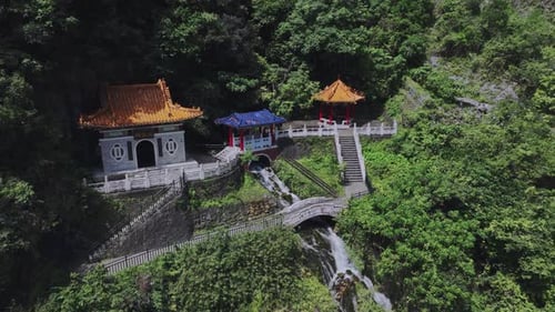 Cachoeira autêntica no Parque Nacional Taroko, Hualien, Taiwan