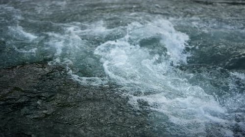 Corriente eléctrica de agua que fluye en Rocky Bottom in. Montaña