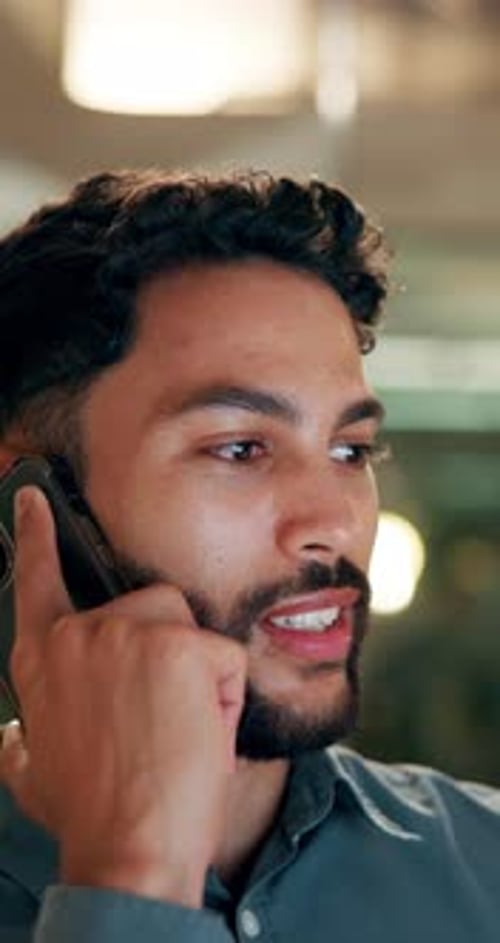 Homme d'affaires, soirée et conversation avec appel téléphonique pour discussion, conseils en ligne