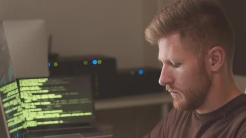 Programador escribiendo códigos en la computadora de escritorio por la noche