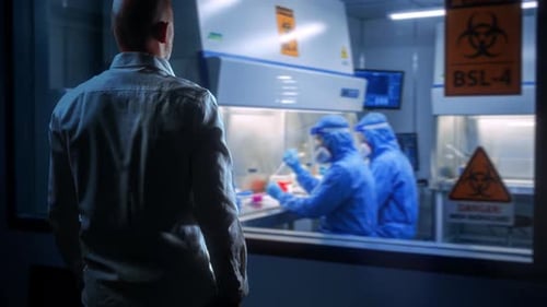 Le superviseur examine les normes de sécurité et l'état de préparation aux situations d'urgence du personnel de laboratoire
