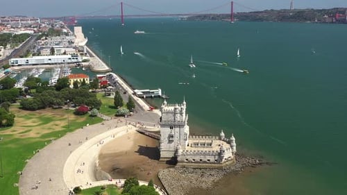 La tour de Belém et le pont suspendu du 25 avril sur le Tage
