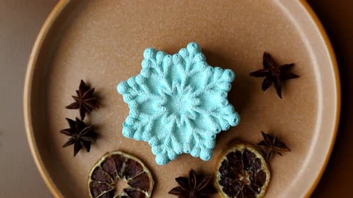 Mochi de Noël, gâteau de lune ou gâteau au fromage en forme de flocon de neige. Mochi ou cheesecake de Noël