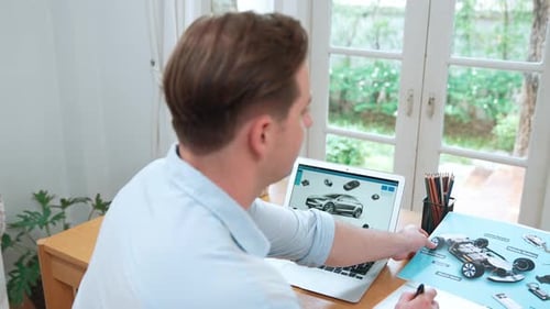 Un
designer automobile analyse soigneusement un prototype de voiture. Fastidieux