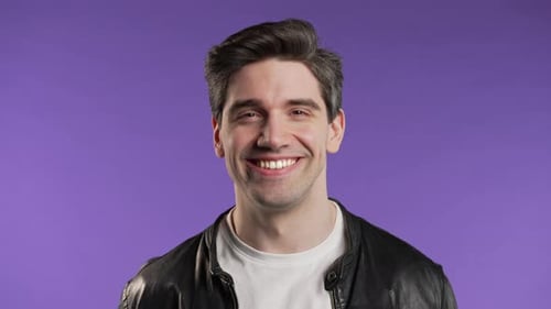 Freundlicher Mann zeigt Ja Signal nickt mit dem Kopf Positives Lächeln Stimme Kerl zu
