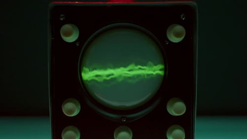 Osciloscópio vintage com forma de onda verde brilhante em sala escura