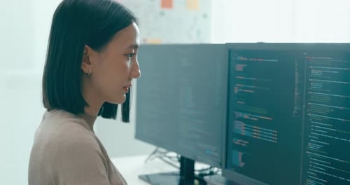 Joven adulta asiática, mujer independiente, mecanografía, escritura rápida, IA, bot, aplicación de TI, programa inteligente, nómada.