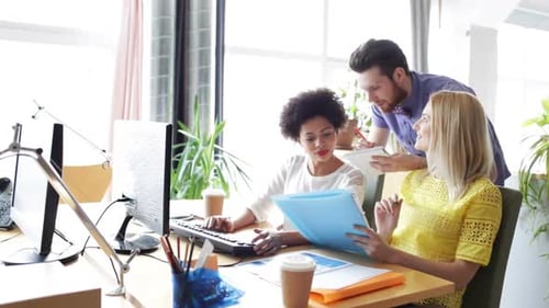 Conceito de negócios, startups e pessoas - equipe criativa feliz com computadores e