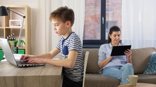 Konzept für Kinder, Bildung und Fernunterricht - Studentenjunge mit Laptop und Mutter mit...