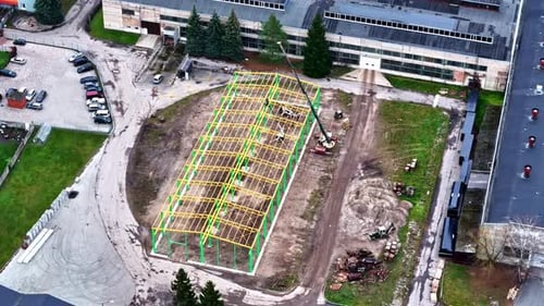 Órbita aérea de una concurrida obra en construcción en Letonia con Heavy