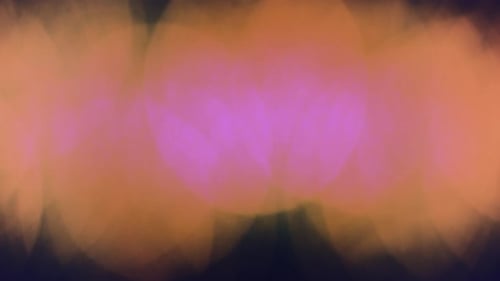 Lumière violette vibrante entourée d'une lueur orange