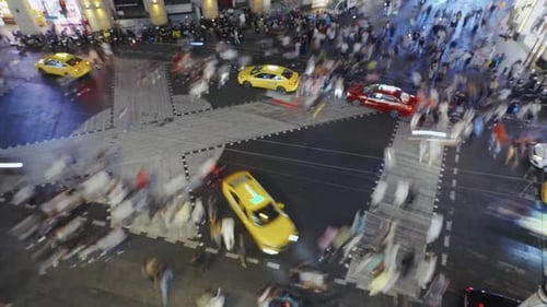 Timelapse d'une soirée animée, City Street People Walk Cross Road Time Lapse