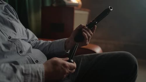 Un agent secret spécial est en train de recharger son pistolet