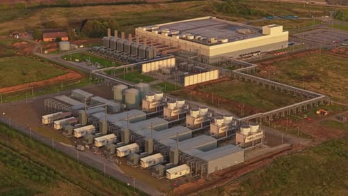 Instalación de TI innovadora con servidores seguros, procesamiento de macrodatos, aplicaciones impulsadas por IA y
