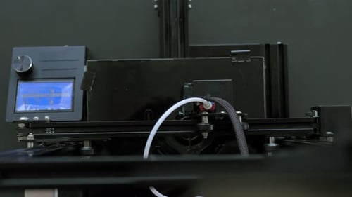 Impresora Electrónico de plástico tridimensional durante el trabajo en el laboratorio