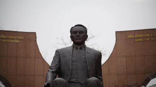 Statue de l'ancien président Nazarbaïev