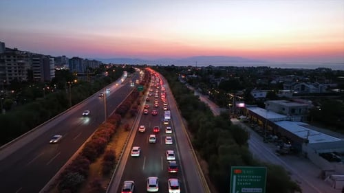 Fahrzeuge auf der Autobahn in Izmir