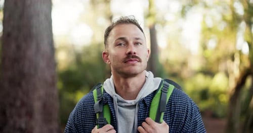 Mann, Spazieren und Wandern mit Rucksack im Wald für Abenteuer oder Outdoor-Reise in der Natur