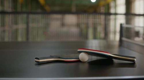 Raquettes de tennis de table et balle sur table de ping-pong