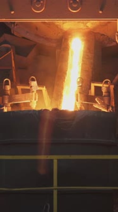 Stockclip zum Gießen von geschmolzenem Metall im Stahlwerk — Industrieszene