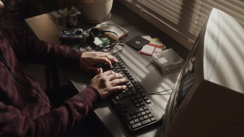 Código de digitação irreconhecível do programador no computador antigo