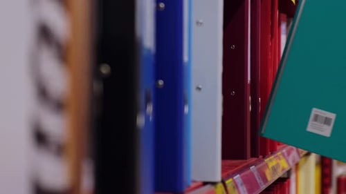 Weibliche Hände kaufen Schreibwaren für das Büro