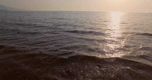 Vue aérienne : La plage de Molyvos au coucher du soleil.