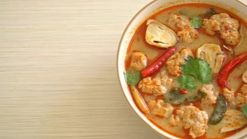 soupe épicée de porc bouilli aux champignons - Tom Yum - Cuisine asiatique