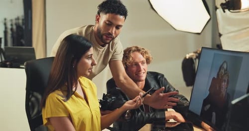 Fotógrafo, pantalla y trabajo en equipo con personas en el estudio para la producción, entre bastidores