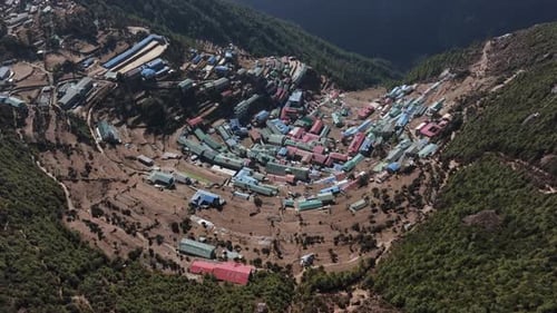 Vista aérea de un colorido pueblo enclavado en las montañas de Nepal que muestra lo tradicional