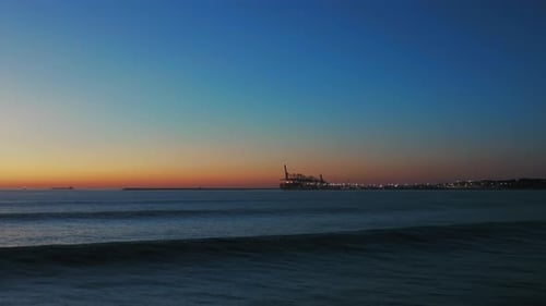 Bela foto ampla de um terminal de navios porta-contêineres do porto à noite.
