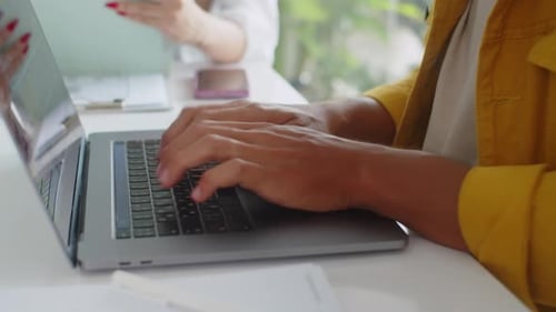 Programmeur méconnaissable travaillant sur un ordinateur portable