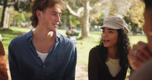 Felizes, pessoas e amigos conversando no parque para se relacionar, estudar e rir do humor