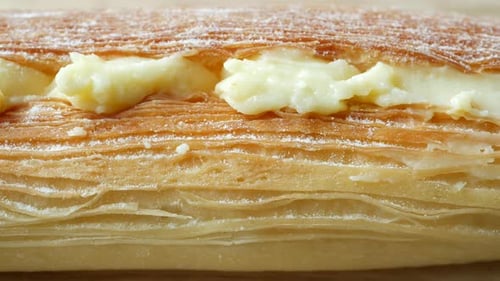 Wählen Sie ein Sahnebutterbrot von einem Tisch