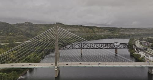 Paso elevado de Steubenville Ohio Aerial v5 y alrededor de un puente atirantado junto a un puente de celosía, tramo