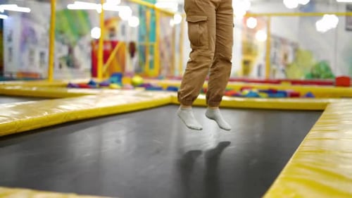 Niña saltando en trampolín