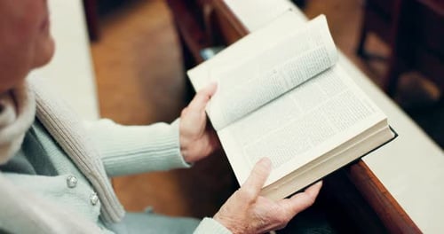 Offenes Buch, Bibel oder Hände einer Frau in der Kirche, die bereit ist, Gott, den Heiligen Geist, anzubeten
