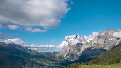 Impresionante vista de Grindelwald en Suiza, nubes sobre Wetterhorn, Time Lapse