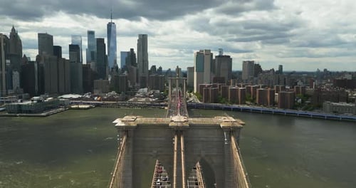 Flug über die Brooklyn Bridge am East River in New York City, Vereinigte Staaten