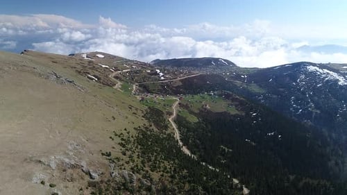 Häuser und Wolken auf Hügeln
